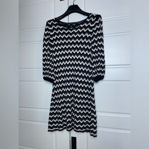 ALICE + OLIVIA black, gray and white chevron balloon sleeve wool sweater dress